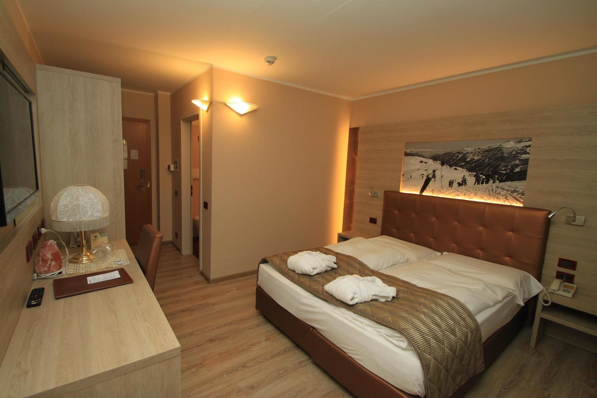 Tevini Dolomites Charming Hotel Коммеццадура Номер фото